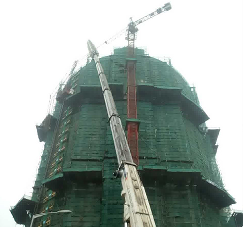北海吊车在工地上作业